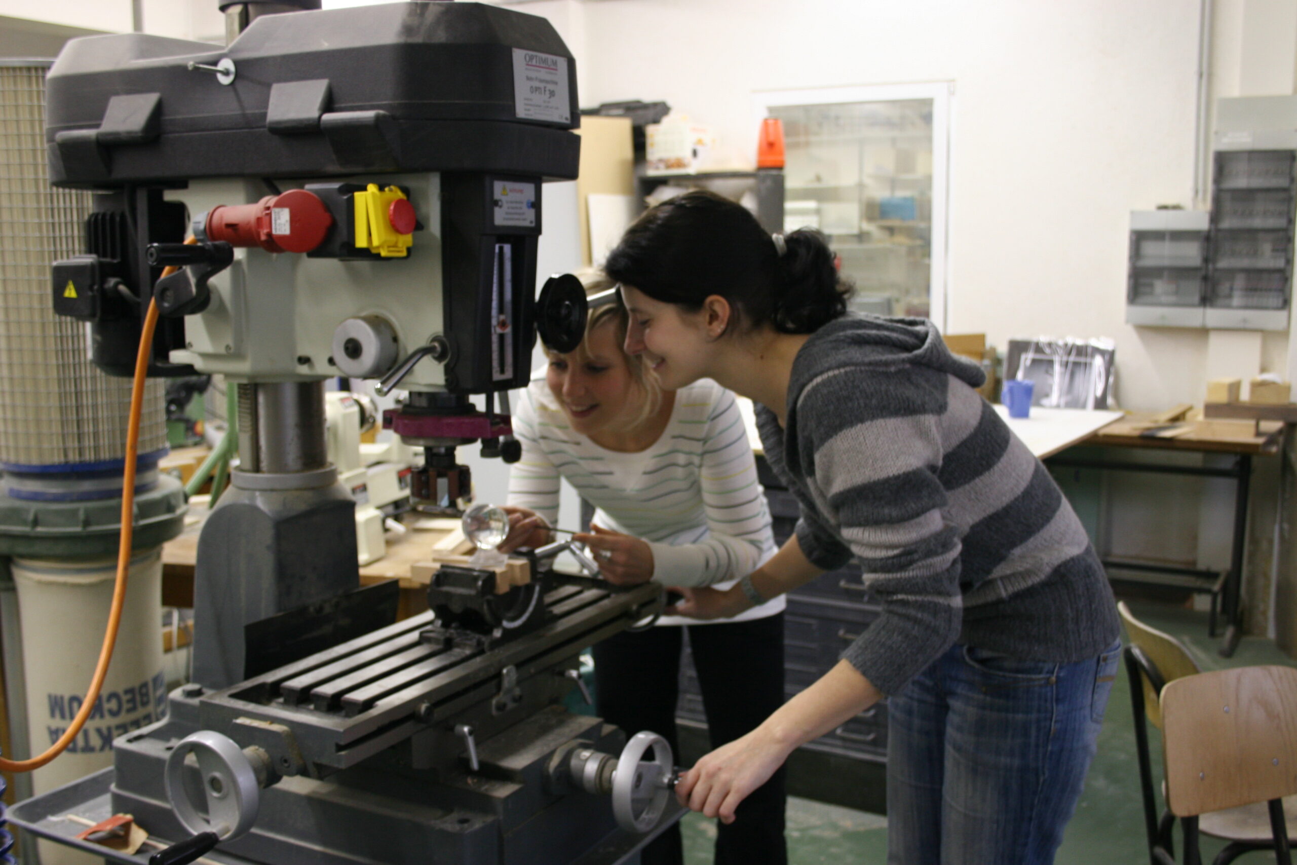 Studentin bei der Arbeit an einer Fräsmaschine